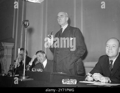 PRESSEKONFERENZ ZUM BESUCH DES KANZLERS IN KANADA UND AMERIKA. Sehr Geehrter Herr STAFFORD CRIPPS, Finanzminister, hielt eine Pressekonferenz im britischen Arbeitsminister St. James's Square ab, während seines jüngsten Besuchs in Ottawa und Washington, wo er wirtschaftliche Angelegenheiten diskutierte. DAS BILD ZEIGT: Sir Stafford Cripps mit einer Pfeife in der Hand, der auf der Pressekonferenz spricht. Oktober 1948 Stockfoto