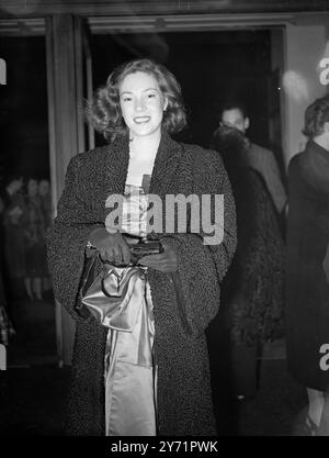 GALA-PREMIERE DES FILMS : '' PAISA '' die Gala-Premiere des italienischen Films '' Paias'' fand im Academy Cinema in London statt . MARIA MICHI, eine der führenden Filmstars Italiens, die eine führende Rolle in dem Film spielt - einen persönlichen Auftritt bei der Premiere. Regie führte Roberto Rossellini, Regisseur von The Open City, dem Film, der bei seiner Londoner Show mit herausragendem Erfolg auftrat. DAS BILD ZEIGT:- der italienische Star MARIA MICHI kommt im Akademiekino an. Oktober 1948 Stockfoto