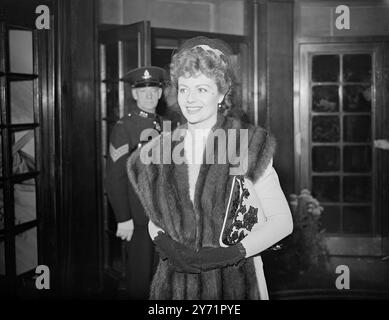 GALA-PREMIERE DES FILMS „DAS GEHEIME LEBEN VON WALTER MITTY“ der Gala-Premier des Films „DAS GEHEIME LEBEN VON WALTER MITTY“ fand heute Abend im Prince of Wales Theatre in London statt, in denen der dynamische Komiker Danny Kaye und Virginia Mayo in den Hauptrollen standen. Der Film ist in Technicolor BILD ZEIGT: Das Lockwood Lächeln ist ein Beweis, als Margaret zur Premiere kam. Oktober 1948 Stockfoto