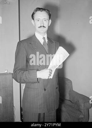 "ASSISTENZDIRIGENT, DER vor Einer Woche FÜR DAS LONDON ORCHESTRA AUSGEWÄHLT WURDE, erhielten sieben junge Männer die Möglichkeit, eines der berühmtesten Orchester der Welt zu dirigieren - das London Philharmonic Orchestra -, um einen Assistenzdirigenten zu finden - einen Job in Höhe von £1.000 pro Jahr. Hinter verschlossenen Türen in der Royal Albert Hall dirigierten die sieben Männer jeweils ein Stück , das von den Dirigenten des Orchesters ausgewählt wurde . Der Name des Gewinners wurde bekannt gegeben, und er will hat als Vorgesetzter Hollands Eduard Van Beinum, der das Orchester im neuen Jahr für sechs Monate übernimmt. DAS BILD ZEIGT: Mr. ANTHONY BAINES aus London, W Stockfoto