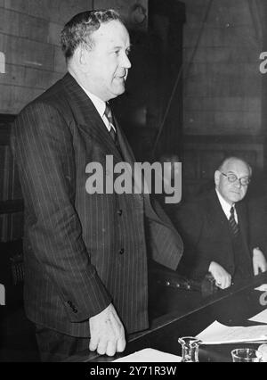 PREMIERMINISTER Clement Attlee eröffnete in Westminster Hall in London die erste parlamentarische Konferenz des Commonwealth nach dem Krieg . Das größte Treffen dieser Art , das jemals stattgefunden hat , wird von 87 Delegierten aus 37 Parlamenten und Gesetzgebungen im gesamten britischen Commonwealth besucht . Die Diskussionsthemen reichen von Bevölkerung und Migration über wirtschaftliche Zusammenarbeit bis hin zur Verteidigung des commonwealth. DAS BILD ZEIGT: Den ehrenwerten J.S. Rosevear, Sprecher des australischen Repräsentantenhauses und Leiter der australischen Delegation. Oktober 1948 Stockfoto