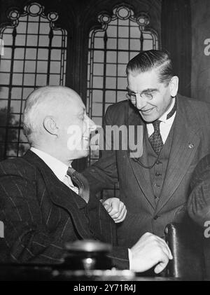 PREMIERMINISTER Clement Attlee eröffnete in Westminster Hall in London die erste parlamentarische Konferenz des Commonwealth nach dem Krieg . Das größte Treffen dieser Art , das jemals stattgefunden hat , wird von 87 Delegierten aus 37 Parlamenten und Gesetzgebungen im gesamten britischen Commonwealth besucht . Die Diskussionsthemen reichen von Bevölkerung und Migration über wirtschaftliche Zusammenarbeit bis hin zur Verteidigung des commonwealth. DAS BILD ZEIGT: Hugh Dalton, links, Kanzler des Herzogtums Lancaster spricht mit Kanadas Senator Arthur W. Roebuck nach seiner Rede vor der Konferenz Stockfoto