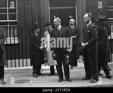 KONFERENZ DER PREMIERMINISTER 10, DOWNING STREET. Die Premierminister des Commonwealth hielten ihr erstes Treffen in der Downing Street Nr. .10 in London ab. Herr Mackenzie King, kanadischer Premierminister, nahm aufgrund von Gesundheitsstörungen nicht an der Sitzung Teil. Der kanadische Hochkommissar Robertson in London wird Kanada in der Eröffnungsphase der Konferenz vertreten. Es wird erwartet, dass die Premierminister zunächst Wirtschaftsfragen erörtern werden. DAS BILD ZEIGT:-Verlassen 10, Downing Street für eine Mittagspause von der Konferenz sind: Von links nach rechts: Hon Sir Sirja Shankar Bajpal S Stockfoto