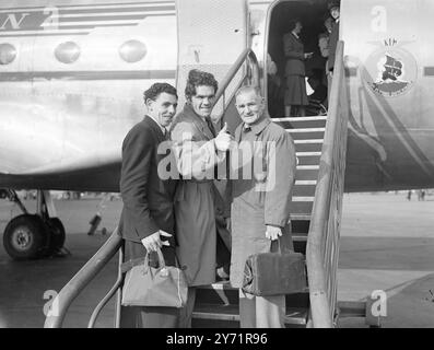 FREDDIE MILLS, Weltmeister im Cruiser-Gewicht, verließ den Flughafen London, um dort am 6. November in Johannesburg gegen Johnny Ralph, den südafrikanischen Titelträger, nach Südafrika zu fliegen. Er wurde von seinem Manager Ted Broadribb und Johnny Williams begleitet, der auf dem gleichen Gesetz wie Mills kämpfen soll. DAS BILD ZEIGT: "Alles Gute, Freddie." Champion Freddie Mills verabschieden sich vor dem Einstieg in das Flugzeug nach Südafrika. Oktober 1948 Stockfoto