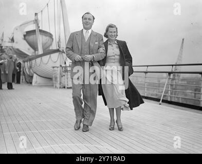 SIR RALPH ZURÜCK AUS HOLLYWOOD DAS BILD ZEIGT:- der britische Schauspieler SIR RALPH RICHARDSON , begleitet von Lady Richardson , der im Cunard White Star Liner Queen mary in Southampton ankommt . Sir Ralph hat soeben DIE ERBIN fertiggestellt, um sein Filmdebüt in Amerika zu geben . Oktober 1948 Stockfoto