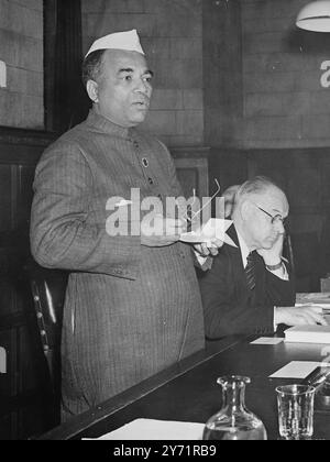 PREMIERMINISTER Clement Attlee eröffnete in Westminster Hall in London die erste parlamentarische Konferenz des Commonwealth nach dem Krieg . Das größte Treffen dieser Art , das jemals stattgefunden hat , wird von 87 Delegierten aus 37 Parlamenten und Gesetzgebungen im gesamten britischen Commonwealth besucht . Die Diskussionsthemen reichen von Bevölkerung und Migration über wirtschaftliche Zusammenarbeit bis hin zur Verteidigung des commonwealth. DAS BILD ZEIGT:- V. Krishna Murphy Rao , Mitglied der indischen Verfassungsgebenden Versammlung , sprach vor der Konferenz . Oktober 1948 Stockfoto