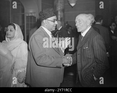 PAKISTANISCHER HOCHKOMMISSAR NIMMT SAVOYEN EMPFANG MR.. PETER FRASER (links) , Premierminister Neuseelands , schüttelt sich die Hand mit Herrn . LIACAT ALI KHAN , Premierminister von Pakistan , an der Rezeption im Savoy Hotel, London. 23. Oktober 1948 Stockfoto