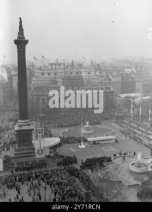 TRAFALGAR DAY MEMORIAL FÜR ZWEI ADMIRALE ENTHÜLLT eine beeindruckende Zeremonie fand am Trafalgar Square in London statt , als der Duke of Gloucester die Gedenkbüsten der Admirale der Flotte Lord Jellicoe und Lord Beatty enthüllte . Empire-Führer , Mitglieder der Dienste und massenhafte Bands waren in diesem attraktivsten Spektakel in London seit dem Krieg . DAS BILD ZEIGT: Eine allgemeine Ansicht der Szene am Trafalgar Square heute Morgen nach der Enthüllungszeremonie. Die Gedenkbüsten sind links zu sehen. Oktober 1948 21. Oktober 1948 Stockfoto