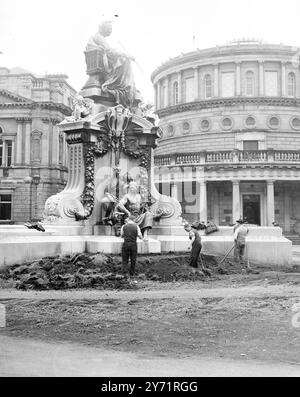 " Victoria ist in Bewegung " viele Jahre lang wurde über die Entfernung dieser Statue von Königin Victoria vom Rasen vor dem Leinster House in Dublin diskutiert , aber es wurde nichts dagegen unternommen . Die Arbeiten haben jedoch endlich begonnen , und die Dail Deputies werden bald ihre Autos auf dem Gelände parken können . Die Statue wird im Royal Hospital, Kilmainham, aufbewahrt. Wo es ein Antiquitätenmuseum gibt. Das Bild zeigt : Arbeiter , die mit der Entfernung der Statue beginnen . Juli 1948 Stockfoto