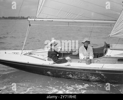 'Royal Yacht on Trials' 'Bluebottle', die Dragon Class Rennyacht, die ihren Königlichen Hoheiten, Prinzessin Elizabeth und dem Herzog von Edinburgh, vorgestellt wird, war heute auf Segelwegen vor Hamble, Hants, unterwegs. Das Bild zeigt: 'In Command' - Lieutenant Commander Crichton, R.. N, lenkt die "Bluebottle" während ihrer Prozesse heute im Solent. Juli 1948 Stockfoto