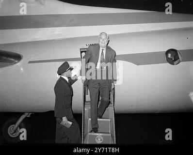 Colonel Robert McCormick, der Millionär der "Chicago Tribune", ist heute auf dem Flughafen Prestwick in Schottland angekommen, während eines einwöchigen Besuchs auf den Britischen Inseln. Der Colonel flog mit seiner Gruppe den Atlantik in seinem eigenen Bomber der Flying Fortress, der in ein luxuriöses Flughaus umgewandelt wurde. Das Bild zeigt: Colonel Robert McCormick landet heute früh von seiner Flying Fortress am Flughafen Prestwick in Schottland. Stockfoto