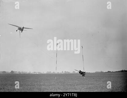 „Gatwick Air Pageant“ der Vorhang ging heute auf dem „Daily Express Air Pageant“ in Gatwick hoch, wobei viele britische Flugzeugtypen an dieser spektakulären Ausstellung teilnahmen. Das RAF-Regiment demonstrierte die Bodenschutztaktiken gegen tief fliegende Flugzeuge und es gab eine Parade der neuesten Babyflugzeuge. Das Bild zeigt: "Pick Me Up" Michael Cain trägt ein spezielles Gurtzeug und wird mit einer Schnur von der Stinson abgeholt, die in den USA zum Abholen von Postsendungen verwendet wurde. Dies war eines der vielen spektakulären Veranstaltungen im Gatwick Air Pageant heute. Juli 1948 Stockfoto