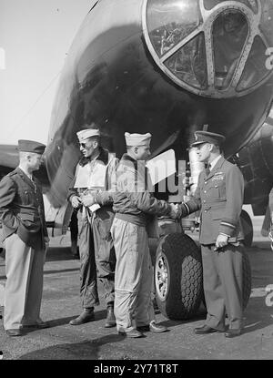 "Bombers for Britain" - US-Super-Forts hier. Die Super-Festungen der US-Luftwaffe (B.29's) der 28. Und 307. Mittelgroßen Bombengruppen sind aus den USA in Lincolnshire angekommen, wo sie an einem „normalen Langstreckenflugtraining“ teilnahmen. Die Flugzeuge werden voraussichtlich etwa einen Monat in Großbritannien bleiben und in Scampton und Waddington in Lincolnshire und Marham in Norfolk stationieren. Das Bild zeigt: - Lieut Colonel Steele (mit Schutzbrille) und Colonel John Henry, Group Commander of the Superforts, werden von Air Vice Marshall, CEM Guest AOC, in C No.1 Group begrüßt, als sie heute in Scampton, Lincs, ankommen. Stockfoto