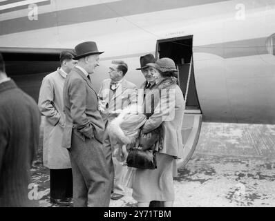 Colonel McCormick in Nordirland Colonel RR McCormick traf am Abend des 15. Juli am Flughafen Belfast ein. Das Bild zeigt: - Herr Edmond Warnock, Innenminister; Frau RR McCormick; und Sir Robert Gronsden, Privatsekretär des CBE-Premierministers, am Flughafen Belfast. Juli 1948 Stockfoto