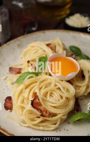 Köstliche Pasta Carbonara serviert auf dem Tisch, Nahaufnahme Stockfoto