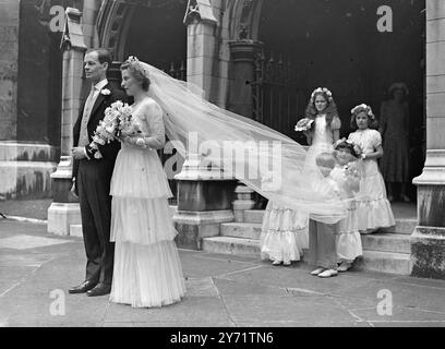 Gleichrangige Tochter Am Mittwoch. Herr Eveyln Hulbert-Powell, einziger Sohn des Kanons und Mrs. Hulbert-Powell aus Cambridge, war heute mit der ehrenwerten Phillipa St Aubyn, Tochter von Lord und Lady St Levan von Cornwall, in St. Margaret's, Westminster, verheiratet. Hulbert-Powell diente während des Krieges in der Armee und nahm 1940 Gefangene. Das Bild zeigt: 'Wachen im Zug' - der Brautzug strömt hinter der Brücke und ihr Bräutigam, als sie nach der heutigen Hochzeit in St. Margaret's abfahren, während die winzigen Kellner ihr Bestes geben, um mit der Situation fertig zu werden. 20. Juli 1948 Stockfoto