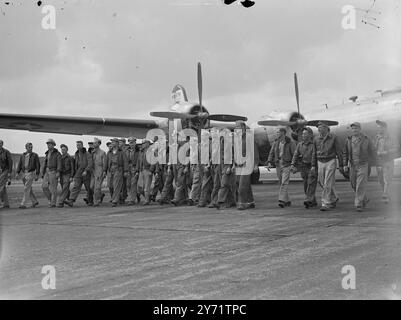 "Bombers for Britain" - US-Super-Forts hier. Die Super-Festungen der US-Luftwaffe (B.29's) der 28. Und 307. Mittelgroßen Bombengruppen sind aus den USA in Lincolnshire angekommen, wo sie an einem „normalen Langstreckenflugtraining“ teilnahmen. Die Flugzeuge werden voraussichtlich etwa einen Monat in Großbritannien bleiben und in Scampton und Waddington in Lincolnshire und Marham in Norfolk stationieren. Das Bild zeigt : - "einige der Leute" - Mitglieder der Flugzeugbesatzungen der US-Super-Festungen gehen nach der Ankunft heute von ihrem Flugzeug aus. 17. Juli 1948 Stockfoto