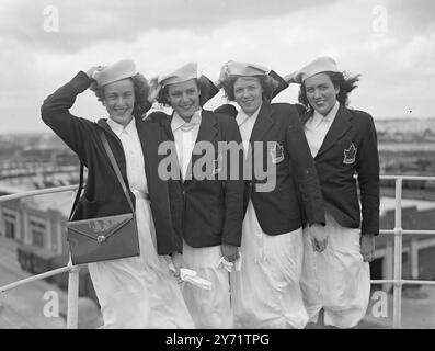 "Maple Leafs Blow in" - Kanadische Olympiasieger kommen aus Kanada an Bord des Cunard White Star Liners "Aquitania" in Southampton an. Diese Mitglieder des kanadischen Olympiasieams fanden das Wetter ziemlich luftig. Von links nach rechts: Donna Gilmore aus Vancouver; Kay McNamee aus Vancouver; Doreen Dredge, von Saskatoon und Irene Strong von Vancouver. 22. Juli 1948 Stockfoto