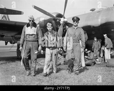 "Bombers for Britain" - US-Super-Forts hier. Die Super-Festungen der US-Luftwaffe (B.29's) der 28. Und 307. Mittelgroßen Bombengruppen sind aus den USA in Lincolnshire angekommen, wo sie an einem „normalen Langstreckenflugtraining“ teilnahmen. Die Flugzeuge werden voraussichtlich etwa einen Monat in Großbritannien bleiben und in Scampton und Waddington in Lincolnshire und Marham in Norfolk stationieren. Das Bild zeigt: - Lieut Colonel Steele (Pilot); 1. Lieut Macdonald und Flt Lieut Charles Owen von der RAF, der der US Bomber Gruppe angehört - er hat ein Flugzeug mitgesteuert - kommen heute in Scampton an. 17. Juli 1948 Stockfoto