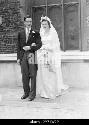 Major JRE Harden vermählt Miss UJ Strutt. In der King's Chapel of the Savoy, London, war Major JRE Harden mit Miss Usula J Strutt verheiratet. Foto zeigt : die Braut und der Bräutigam fotografiert nach ihrer Hochzeitszeremonie heute. 27. Juli 1948 Stockfoto