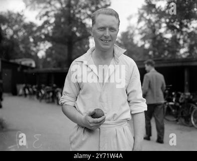 Englands neue Testspieler. Einer der vier neuen Spieler, die unter den 12 nominiert wurden, aus denen das England Test Team für das fünfte und letzte Spiel ausgewählt wird, wobei Australien am nächsten Samstag im Oval startet, ist E Hollies, der 36-jährige, Warwickshire, ein rechtsarmiges Bein Break und Googly Bowler. Er spielte bereits für England und wurde im letzten Sommer in den ersten drei Tests gegen Südafrika aufgenommen und tourte 1934–35 auf den West Indies. Er spielte letzte Woche gegen die Australier in Birmingham und nahm acht für 107 - die besten Zahlen gegen die Touristen in diesem Sommer. August 1948 Stockfoto