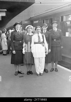 Mädchen Guides bei Waterloo. Heute Morgen verließen wir die Waterloo Station für eine Konferenz in den USA, und waren Delegierte der Biennale Konferenz der Weltverband der Mädchen-Guides. Das Bild zeigt: „Guide Mischungen“, die in der Gruppe enthalten sind: Frau P R Davies-Cooke aus Flintshire, Frau W K Chadwick, ehemalige stellvertretende Chefkommissarin für Indien, der Begum Khan aus Pakistan, und Miss Mervyn Newnham aus Sussex. 30. Juli 1948 Stockfoto