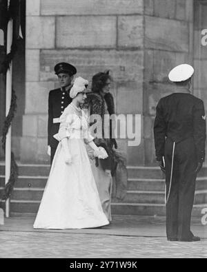 Königin Julianas Investitur in der Neuen Kirche Amsterdam heute legte Königin Juliana den Eid als Königin der Niederlande ab. Sie ist die Nachfolge ihrer Mutter (heute Prinzessin Wilhelmina), deren fünfzigjährige Herrschaft am vergangenen Samstag (4. September) zu Ende ging. Für Investiture trug Königin Juliana ein saphirblaues Gewand aus handgewebter Seide mit einer Halskette aus Diamanten und Rubinen. An ihrer Seite stand ihr Ehemann, Prinz Bernhard, der in militärischer Vollkleidung war. Das Bild zeigt: Prinzessin Margaret, in einem rosa und silbernen Brokatkleid, einem kleinen rosafarbenen Samthut mit rosa und weißen Straußenfedern und Perlen, kommt an Stockfoto