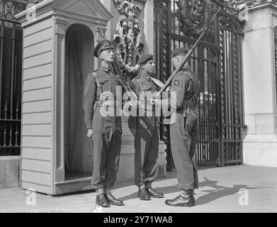 Fallschirmjäger besteigen die Wachen im Palast. Rote Baskenmützen haben heute Morgen beim Wachwechsel im Buckingham Palace die Spitze der Kappen ersetzt, als zum ersten Mal in seiner Geschichte des Fallschirmregiments die Wache gestellt wurde. Als Einheit wurde die 16 Independent Parachute Company (Guards) gewählt, die am 1. Juli 1948 in England aus Offizieren und Männern der Brigade of Guards gebildet wurde, die bereits ausgebildete Fallschirmspringer waren und mit dem Fallschirmregiment dienten. August 1948 Stockfoto