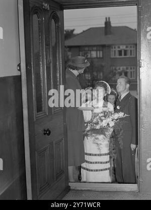 Litauische Hochzeitszeremonie. Als Adele Brimaite und Jonas Tamausakas, zwei europäische Freiwilligenarbeiter, in der St Charles’ Church in Swinton, Lancs, heirateten. Die Gäste trugen ihre litauischen Nationalkostüme, und es wurde ein traditioneller litauischer Brauch beobachtet. Das war das Essen von Brot und Salz von der Gastgeberin - Mrs. E Smith - bevor sie das Haus für den Empfang nach der Hochzeitszeremonie betraten. Frau Smith, Organisatorin und Sozialbeauftragte der Mühle, in der die Brücke gebaut wird, erhielt die Erlaubnis, Adele zu heiraten, von Adeles Mutter, die in Deutschland lebt. Das Bild zeigt : vor der ent Stockfoto