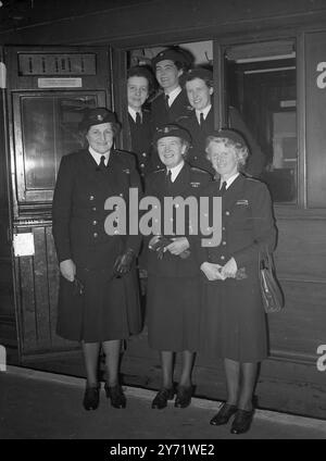 "Florence Nightingales" nach Dänemark sechs Schwestern des Royal Naval Nursing Service von Königin Alexandra - die alle im Krieg aktiv waren - verließen heute Morgen die Liverpool Street Station zu Beginn ihrer Reise nach Dänemark, wo sie Krankenpflege studieren sollen. Sie gehen auf Einladung von Kopenhagen, Dänemarks Hauptstadt. Zwei von ihnen, Miss Rollin und Miss Griffith, waren Kriegsgefangene in japanischer Hand, als Hongkong von den Japanern eingefallen war, hätten sie die Stadt verlassen können, aber weigerten sich, ihre Patienten im Stich zu lassen und ihre Krankenpflege in Gefangenschaft fortzusetzen. Bild-Sho Stockfoto