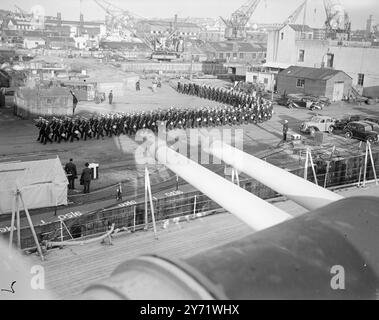 Royal Marines begeben sich in HMS Vanguard für die Royal Tour. Eine Abteilung von 200 Royal Marines, die Teil der Marinekomponente sein werden, wenn ihre Majesties King and Queen und Princess Margaret nächstes Jahr nach Australien und Neuseeland segeln, haben sich auf die HMS Vanguard in Devenport begeben, das Schlachtschiff, das für die Royal Tour genutzt wird. Das Bild zeigt: Die Royal Marines, die von der HMS Vanguard bei der Ankunft an Bord in Devonport abgebildet wurden. August 1948 Stockfoto