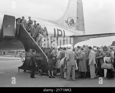 Die Palästinensischen Polizisten, von denen mehr als 300 sich freiwillig gemeldet haben, um die Terrorwelle in Malaya zu bekämpfen, haben heute den Flughafen London in einem eigens gecharterten Skymaster verlassen. Diese lebenswichtige Luftbrücke wird als Kriegsoperation behandelt und zwei Skymasters und zwei Yorks, die in Truppenträger umgewandelt wurden, werden die 8.000 km lange Reise machen. Das Bild zeigt : Eine große Anzahl ehemaliger palästinensischer Polizisten, die auf dem Weg nach Malaya sind, steigen heute am Flughafen London in ihr Flugzeug ein. 12. August 1948 Stockfoto