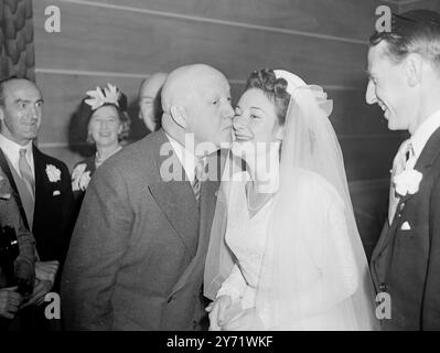 Robertson Hares Tochter heiratet. Miss Diana Hare, talentierte Schauspielerin und Tochter des Komikers Robertson Hare, war heute mit Mr. Deys Lionel Benke verheiratet, Sohn von Major A.C.H. Benke, Gouverneur des Wandsworth Gefängnisses, in der St. Mary Abbots Church, Kensington. Das Bild zeigt: Ein glücklicher Blick auf Alfred Drayton, der die Braut küsst, während der Bräutigam auf die Rezeption im Savoy Hotel, London blickt. 26. August 1948 Stockfoto