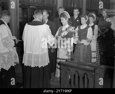 Litauische Hochzeitszeremonie. Als Adele Brimaite und Jonas Tamausakas, zwei europäische Freiwilligenarbeiter, in der St Charles’ Church in Swinton, Lancs, heirateten. Die Gäste trugen ihre litauischen Nationalkostüme, und es wurde ein traditioneller litauischer Brauch beobachtet. Das war das Essen von Brot und Salz von der Gastgeberin - Mrs. E Smith - bevor sie das Haus für den Empfang nach der Hochzeitszeremonie betraten. Frau Smith, Organisatorin und Sozialbeauftragte der Mühle, in der die Brücke gebaut wird, erhielt die Erlaubnis, Adele zu heiraten, von Adeles Mutter, die in Deutschland lebt. Das Bild zeigt: Die Braut, Stockfoto