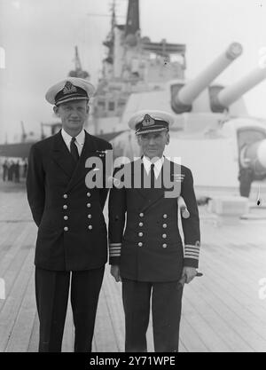 Avantgarde bereitet sich auf die Royal Australian Tour vor. Die Besatzung der HMS Vanguard freut sich mit großer Vorfreude auf die Royal Tour durch Australasien im nächsten Jahr und ist zu Recht stolz auf ihre Verbindung mit diesem großartigen Schiff, das jetzt in der Weymouth Bay (Dorset) liegt. Vor einer Shakedown-Kreuzfahrt nach Gibraltar und Malta am nächsten Freitag. Das Schiff erhält den letzten Schliff für die Tour, die sie zurück nach Devonport bringt. Das Bild zeigt: Captain F R Parham, DSO, aus Bath, mit Commander D P Trockner, aus Shedfield, Hampshire. 10. September 1948 Stockfoto