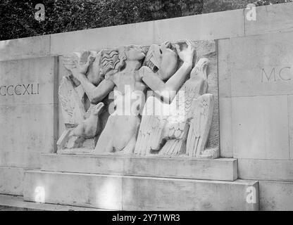 Epsteins „Rima“. Das Bild zeigt : Eine Nahaufnahme eines von Jacob Epsteins berühmtesten Werken - "Rima". Die in einer Steinwand gehaltene Tafel stellt eine weibliche Figur mit fliegenden Vögeln dar und wurde 1926 als Gedenkstätte für den gefeierten Naturforscher und Schriftsteller W.H. Hudson vom damaligen Premierminister Lord Baldwin in Hyde Park, London, enthüllt. 8. September 1948 Stockfoto