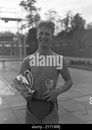L.C.C. Diving Championships L.C.C. Diving Championships wurden vom letzten Samstag verschoben, weil die nationalen Meisterschaften in Hastings ausgetragen wurden, fanden heute im Brockwell Park Lido in London statt. Das Bild zeigt: F Mercer, vom Highgate D.C., der Gewinner des Men's Diving Events (5 Meter Firm Board, erstes Jahr), fotografiert heute im Brockwell Park Lido. August 1948 Stockfoto