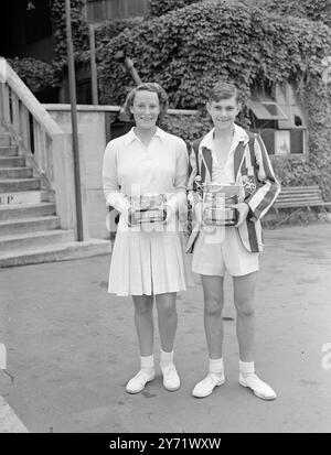 Junior Rasen Tennis Championships. Die Bilder zeigen: Miss Suanne Partidge aus Wolverhampton, die JuniorWomen's Singles Champion, und J A T Horne aus Essex, der Juniorboy's Singles Champion, fotografiert heute in Wimbledon. 11. September 1948 Stockfoto