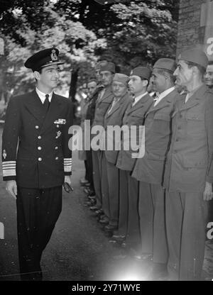 König Peters 25. Geburtstag. Ein Te Deum wurde heute in der Holy Trinity Church, Brompton Road, London anlässlich des 25. Geburtstags des Ex-Königs Peter von Jugoslawien gefeiert. Das Bild zeigt: Ex-König Peter von Jugoslawien inspiziert heute eine Ehrenwache während seiner Geburtstagsfeier in der Holy Trinity Church in London. 6. September 1948 Stockfoto