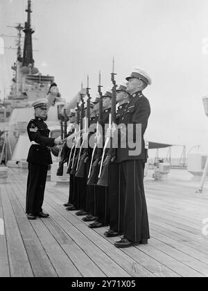 Avantgarde bereitet sich auf die Royal Australian Tour vor. Die Besatzung der HMS Vanguard freut sich mit großer Vorfreude auf die Royal Tour durch Australasien im nächsten Jahr und ist zu Recht stolz auf ihre Verbindung mit diesem großartigen Schiff, das jetzt in der Weymouth Bay (Dorset) liegt. Vor einer Shakedown-Kreuzfahrt nach Gibraltar und Malta am nächsten Freitag. Das Schiff erhält den letzten Schliff für die Tour, die sie zurück nach Devonport bringt. Das Bild zeigt: Sergeant G Easingwood, von Deal, bohrt Royal Marine Wachen, die auf der Royal Gangway während der Royal Tour nächstes Jahr im Dienst sein werden. 10. September 1948 Stockfoto