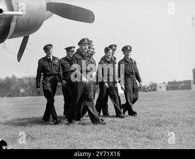 RAAF-Männer in Großbritannien für die Berliner Luftbrücke. Jetzt trainiert an einer RAF-Station in Norfolk 40 Männer der Royal Australian Air Force, die hier sind, um bei der Berliner Luftbrücke zu helfen. Sie bestehen aus zehn Flugbesatzungen und werden die RAF Dakotas fliegen. Sie hatten ihren Sitz in Schofield, New South Wales, und sind alle Mitglieder der No.86 RAAF Transport Squadron, einer Geschwader, die von Ende 1945 bis Januar dieses Jahres auf der Kurierfahrt zwischen Australien und Japan eingesetzt wurde. Das Bild zeigt: Australische Flugbesatzung geht heute zu ihrem Flugzeug zu einem Trainingsflug. 9. September 1948 Stockfoto