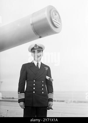 Avantgarde bereitet sich auf die Royal Australian Tour vor. Die Besatzung der HMS Vanguard freut sich mit großer Vorfreude auf die Royal Tour durch Australasien im nächsten Jahr und ist zu Recht stolz auf ihre Verbindung mit diesem großartigen Schiff, das jetzt in der Weymouth Bay (Dorset) liegt. Vor einer Shakedown-Kreuzfahrt nach Gibraltar und Malta am nächsten Freitag. Das Schiff erhält den letzten Schliff für die Tour, die sie zurück nach Devonport bringt. Das Bild zeigt: Captain F R Parham, DSO, aus Bath, der das Schlachtschiff kommandiert und während der königlichen Touren kommandiert. 10. September 1948 Stockfoto