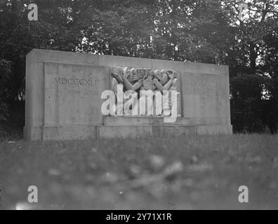 Epsteins „Rima“. Das Bild zeigt : Eine Nahaufnahme eines von Jacob Epsteins berühmtesten Werken - "Rima". Die in einer Steinwand gehaltene Tafel stellt eine weibliche Figur mit fliegenden Vögeln dar und wurde 1926 als Gedenkstätte für den gefeierten Naturforscher und Schriftsteller W.H. Hudson vom damaligen Premierminister Lord Baldwin in Hyde Park, London, enthüllt. 8. September 1948 Stockfoto