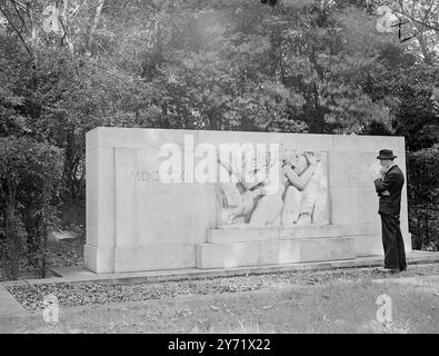 Epsteins „Rima“. Das Bild zeigt : eines von Jacob Epsteins berühmtesten Werken - "Rima" - das 1926 vom verstorbenen Lord Baldwin, dem damaligen Premierminister, in Hyde Park, London, als Gedenkstätte für den berühmten Naturforscher und Schriftsteller W.H. Hudson enthüllt wurde. Die Platte, die in einen Steinschirm eingefasst ist, stellt eine weibliche Figur mit fliegenden Vögeln dar. 8. September 1948 Stockfoto