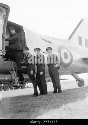 RAAF-Männer in Großbritannien für die Berliner Luftbrücke. Jetzt trainiert an einer RAF-Station in Norfolk 40 Männer der Royal Australian Air Force, die hier sind, um bei der Berliner Luftbrücke zu helfen. Sie bestehen aus zehn Flugbesatzungen und werden die RAF Dakotas fliegen. Sie hatten ihren Sitz in Schofield, New South Wales, und sind alle Mitglieder der No.86 RAAF Transport Squadron, einer Geschwader, die von Ende 1945 bis Januar dieses Jahres auf der Kurierfahrt zwischen Australien und Japan eingesetzt wurde. Das Bild zeigt: Einige der australischen Besatzung einer RAF Dakota bereiten sich darauf vor, an Bord des Flugzeugs zu klettern. Von links nach rechts - Flug Lieutena Stockfoto