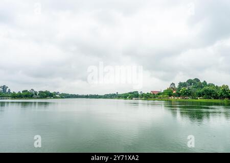 Der Nong Bua Park in Udon Thani, Thailand, ist eine wunderschöne urbane Oase, die einen ruhigen Rückzugsort vom Hektik des Stadtlebens bietet. Stockfoto