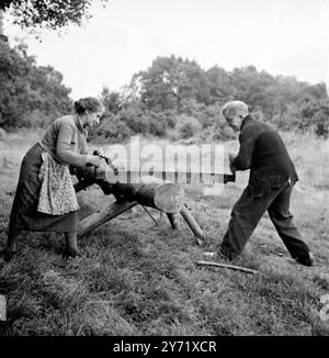 Silas Saunders und seine Frau. Herr Silas Saunders war der letzte Stuhlbodger, der Möbelbeine und Leitersprossen auf einer Stangendrehmaschine drehte. Die Drehmaschine und die Werkzeuge von Silas befinden sich heute im Rural History Museum in Woodstock. 4. Oktober 1950 Stockfoto