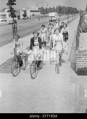 American School Girls on Bicycle Tour achtzehn American High School Girls machten sich auf, um heute ihre Fahrräder bei den Raleigh Cycle Works an der Great West Road abgeholt zu haben. Von links nach rechts - Miss Polly Lishon, Miss Sue Ferris und Miss Franny Ferris. Juli 1948 Stockfoto