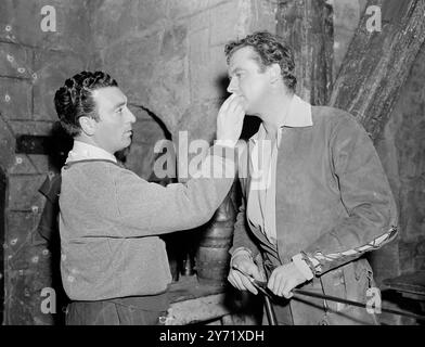 Robin Hood wird fertig. Walton on Thames : bevor Richard Greene auf das Set geht, wird er von den Fernsehzuschauern besser als Robin Hood bekannt, in den Walton Studios of Sapphire Films einen Make-up Check bekommen. 29. Oktober 1958 Stockfoto