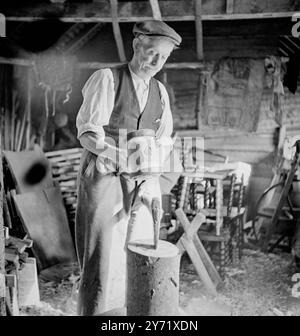 Silas Saunders. Herr Silas Saunders war der letzte Stuhlbodger, der Möbelbeine und Leitersprossen auf einer Stangendrehmaschine drehte. Die Drehmaschine und die Werkzeuge von Silas befinden sich heute im Rural History Museum in Woodstock. Stockfoto